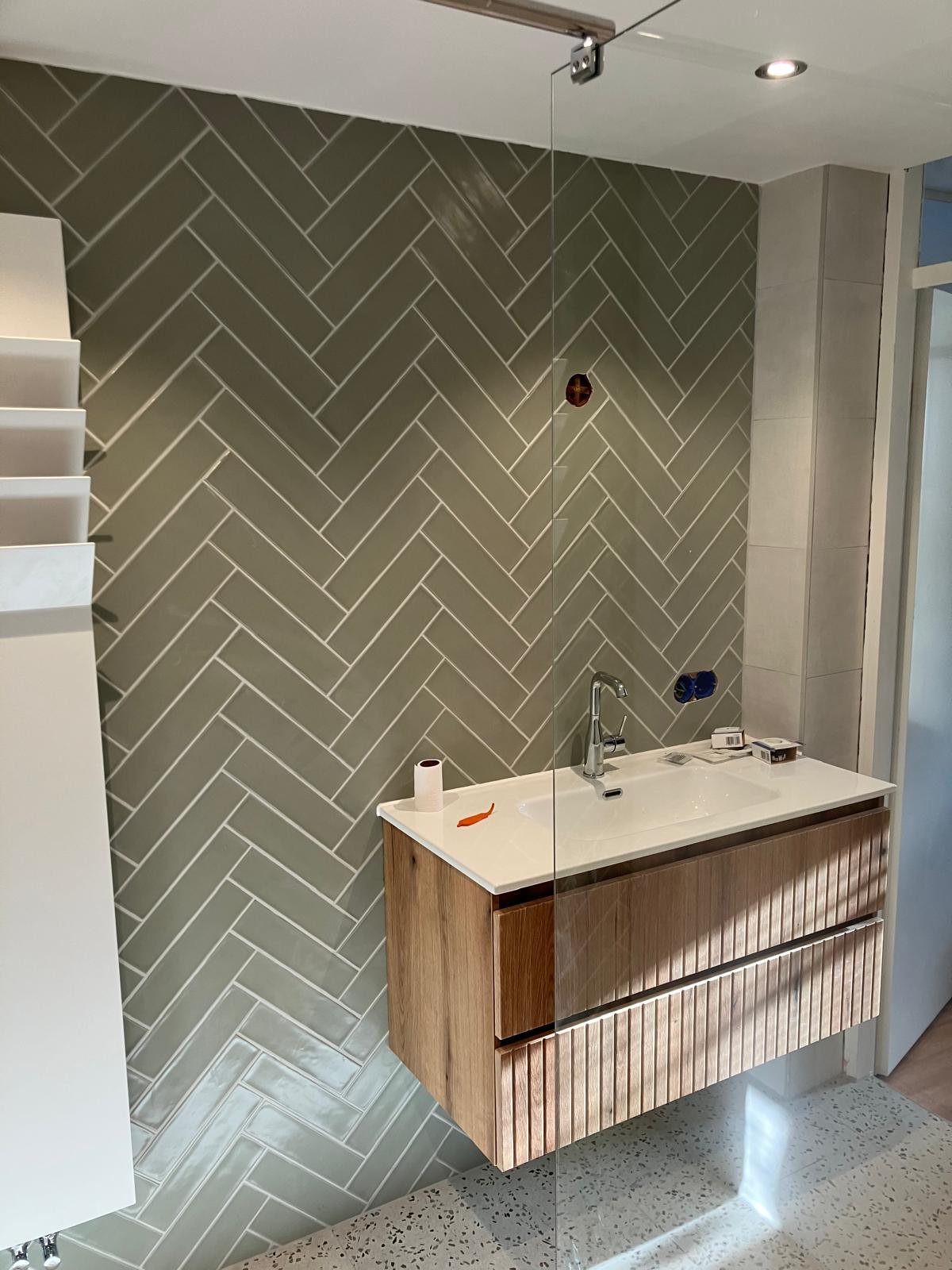 Recente badkamerrenovatie met visgraattegels door Smits Totaalonderhoud