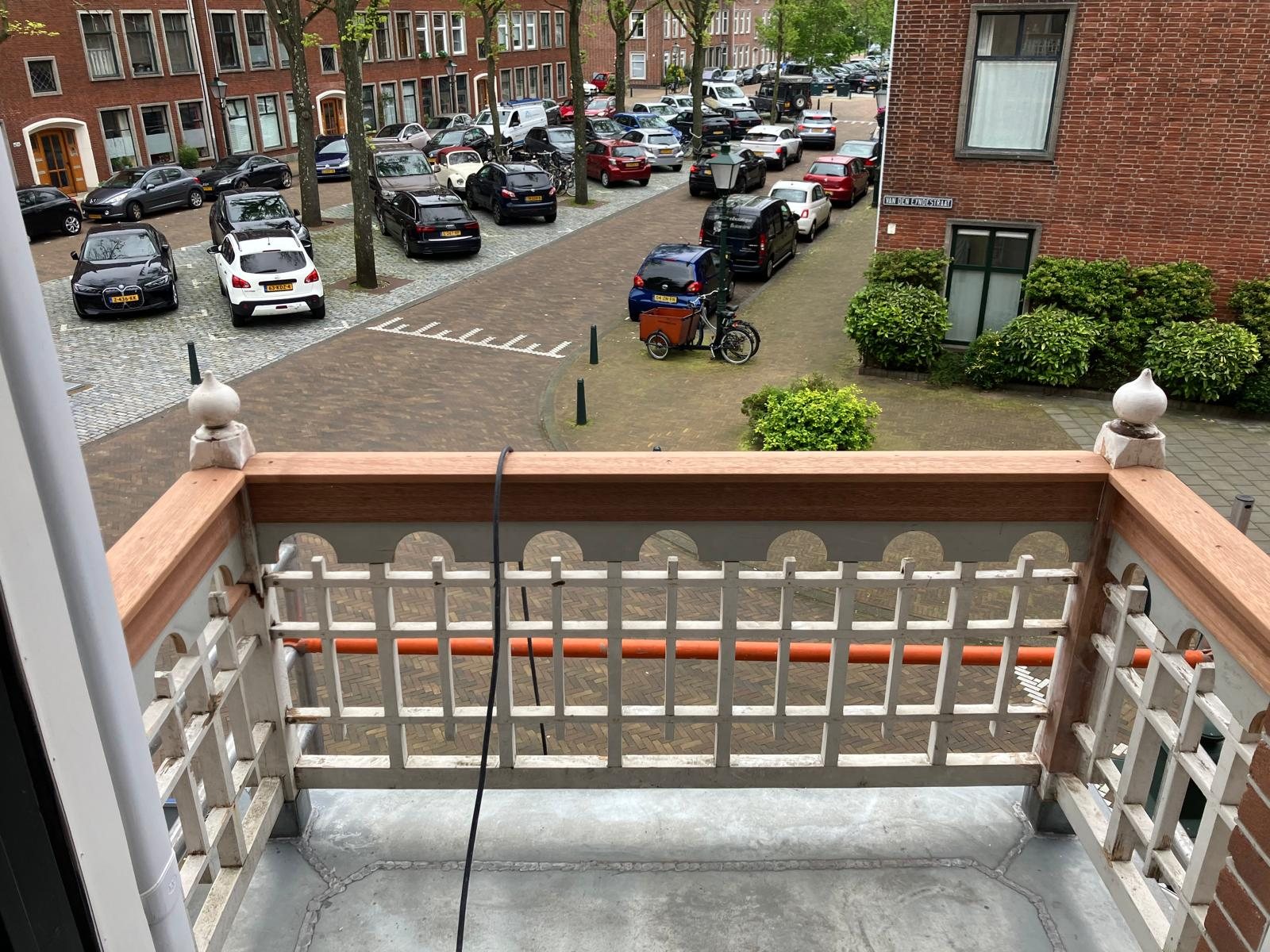 Balkon met nieuwe hardhouten leuning