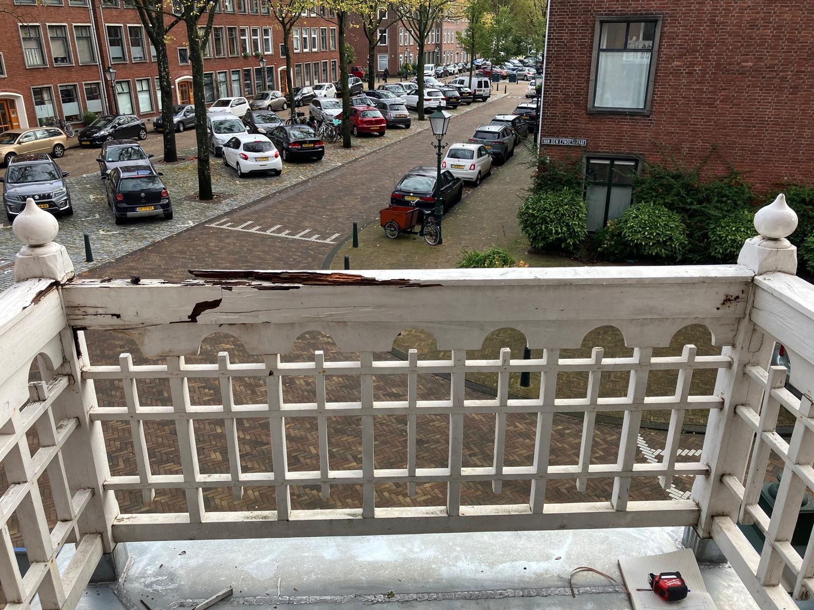 Balkon met verrot houtwerk